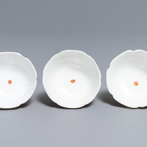 Three Chinese iron red eggshell cups and saucers with boys and goats, Yongzheng — 照片 8