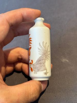 Three Chinese iron-red snuff bottles and one polychrome snuff bottle, Qianlong and Jie Mei Ya Zhi 介眉雅製 mark, 19th C. — photo 18