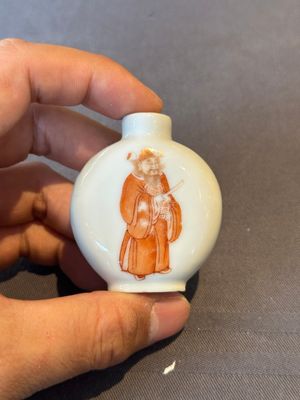 Three Chinese iron-red snuff bottles and one polychrome snuff bottle, Qianlong and Jie Mei Ya Zhi 介眉雅製 mark, 19th C. — photo 7