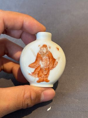 Three Chinese iron-red snuff bottles and one polychrome snuff bottle, Qianlong and Jie Mei Ya Zhi 介眉雅製 mark, 19th C. — photo 8