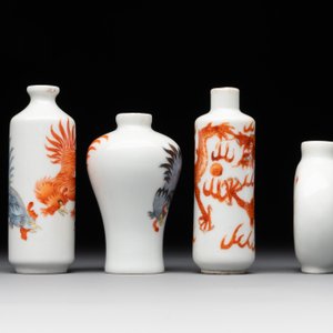 Three Chinese iron-red snuff bottles and one polychrome snuff bottle, Qianlong and Jie Mei Ya Zhi 介眉雅製 mark, 19th C. — photo 4