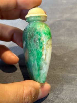 Three Chinese jade snuff bottles, 19/20th C. — foto 19