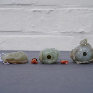 Three Chinese jade snuff bottles with coral stoppers, 19/20th C. — photo 7