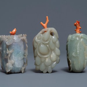 Three Chinese jade snuff bottles with coral stoppers, 19/20th C. — 照片 1