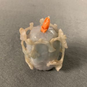 Three Chinese jade snuff bottles with coral stoppers, 19/20th C. — 照片 9