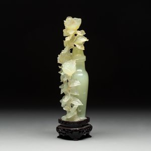 Three Chinese jade vases and covers, 20th C. — photo 11
