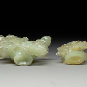 Three Chinese jade vases and covers, 20th C. — photo 12