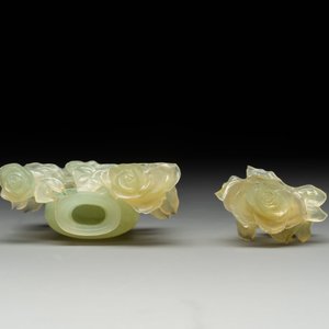 Three Chinese jade vases and covers, 20th C. — photo 13