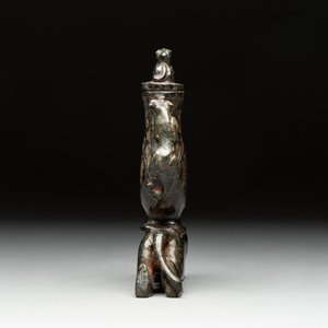 Three Chinese jade vases and covers, 20th C. — photo 15