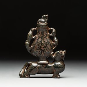 Three Chinese jade vases and covers, 20th C. — photo 16