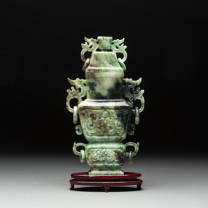 Three Chinese jade vases and covers, 20th C. — photo 2