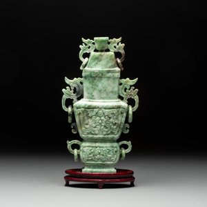 Three Chinese jade vases and covers, 20th C. — photo 4