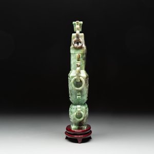 Three Chinese jade vases and covers, 20th C. — photo 5