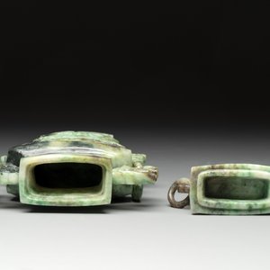 Three Chinese jade vases and covers, 20th C. — photo 6