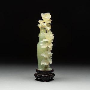 Three Chinese jade vases and covers, 20th C. — photo 9