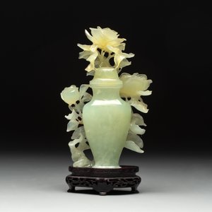 Three Chinese jade vases and covers, 20th C. — photo 10