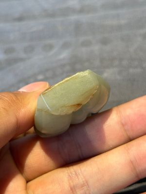 Three Chinese jades and an agate belt hook, Shang and later — photo 10