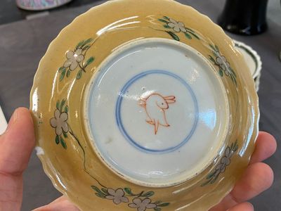 Three Chinese Kangxi-style café-au-lait-ground famille verte cups and saucers, rabbit mark, 19th C. — 照片 7
