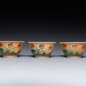 Three Chinese Kangxi-style café-au-lait-ground famille verte cups and saucers, rabbit mark, 19th C. — 照片 4