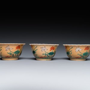 Three Chinese Kangxi-style café-au-lait-ground famille verte cups and saucers, rabbit mark, 19th C. — 照片 5