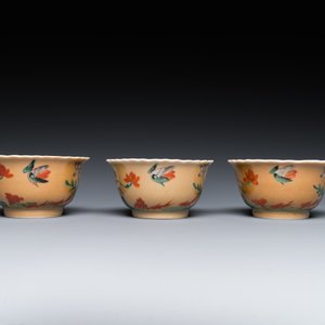 Three Chinese Kangxi-style café-au-lait-ground famille verte cups and saucers, rabbit mark, 19th C. — 照片 7