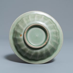 Three Chinese Longquan celadon dishes, Song and Ming — 照片 3