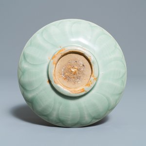 Three Chinese Longquan celadon dishes, Song and Ming — 照片 5