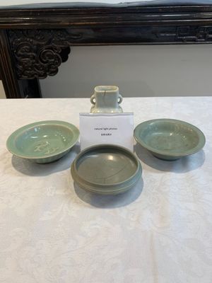 Three Chinese Longquan celadon saucers and an archaistic ge-type vase, Ming/Qing — photo 1