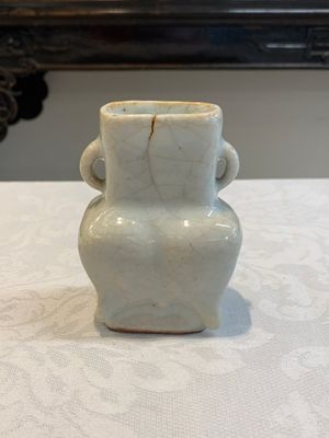 Three Chinese Longquan celadon saucers and an archaistic ge-type vase, Ming/Qing — photo 2