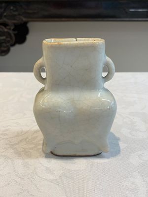 Three Chinese Longquan celadon saucers and an archaistic ge-type vase, Ming/Qing — photo 4