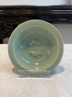 Three Chinese Longquan celadon saucers and an archaistic ge-type vase, Ming/Qing — photo 9