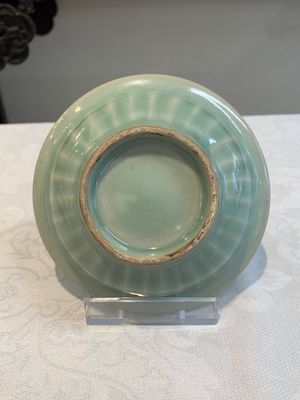 Three Chinese Longquan celadon saucers and an archaistic ge-type vase, Ming/Qing — photo 10