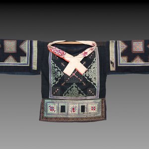 Three Chinese 'Miao' jackets and a pocket, 20th C. — photo 4