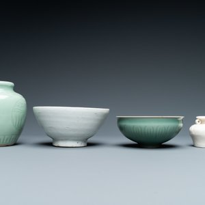Three Chinese monochrome celadon and blanc de Chine vases and two bowls, 19/20th C. — 照片 12