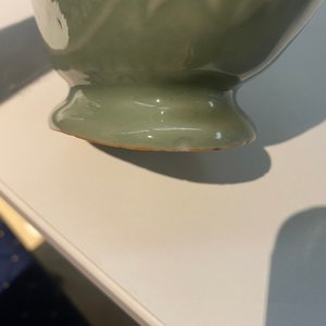 Three Chinese monochrome celadon and blanc de Chine vases and two bowls, 19/20th C. — 照片 18