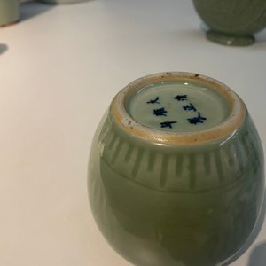 Three Chinese monochrome celadon and blanc de Chine vases and two bowls, 19/20th C. — 照片 27
