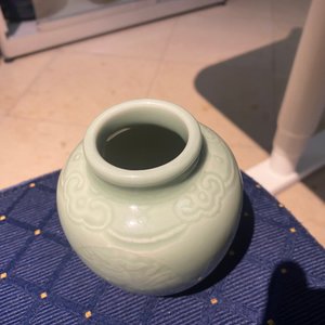 Three Chinese monochrome celadon and blanc de Chine vases and two bowls, 19/20th C. — 照片 29