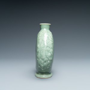 Three Chinese monochrome celadon and blanc de Chine vases and two bowls, 19/20th C. — 照片 3