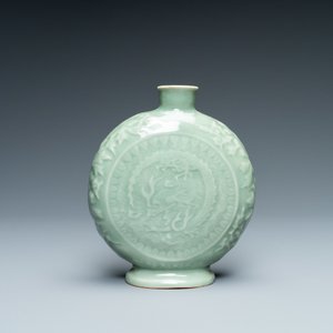 Three Chinese monochrome celadon and blanc de Chine vases and two bowls, 19/20th C. — 照片 4