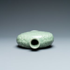 Three Chinese monochrome celadon and blanc de Chine vases and two bowls, 19/20th C. — 照片 6