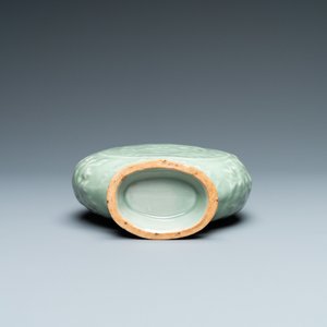Three Chinese monochrome celadon and blanc de Chine vases and two bowls, 19/20th C. — 照片 7