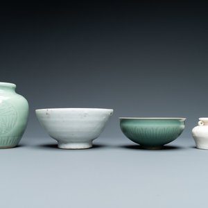 Three Chinese monochrome celadon and blanc de Chine vases and two bowls, 19/20th C. — 照片 8