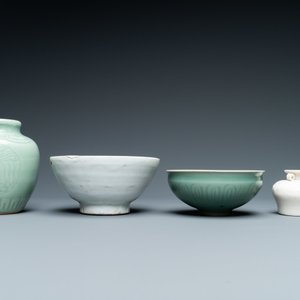 Three Chinese monochrome celadon and blanc de Chine vases and two bowls, 19/20th C. — 照片 10