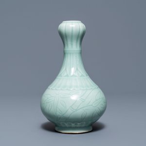 Three Chinese monochrome celadon vases, Yongzheng and Qianlong marks, 19/20th C. — photo 11