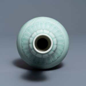 Three Chinese monochrome celadon vases, Yongzheng and Qianlong marks, 19/20th C. — photo 12