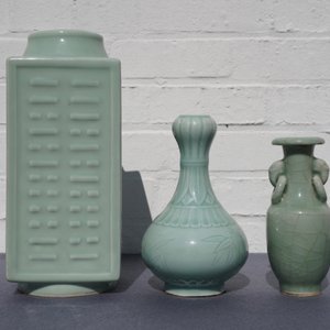 Three Chinese monochrome celadon vases, Yongzheng and Qianlong marks, 19/20th C. — photo 22