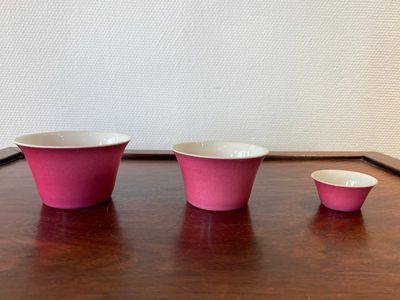 Three Chinese monochrome pink bowls, Qianlong mark, 19/20th C. — photo 1
