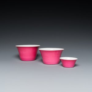 Three Chinese monochrome pink bowls, Qianlong mark, 19/20th C. — photo 1