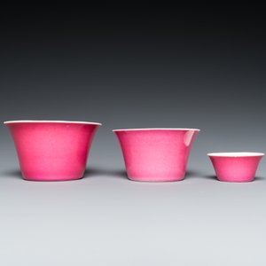 Three Chinese monochrome pink bowls, Qianlong mark, 19/20th C. — photo 4