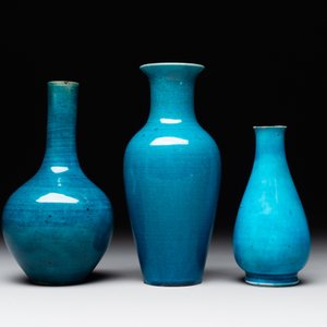 Three Chinese monochrome turquoise-glazed vases with two wooden stands, Kangxi and later — photo 2